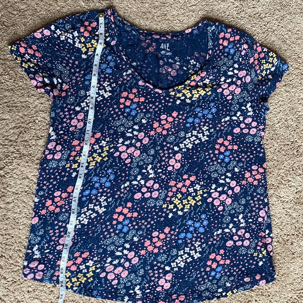 Gap short sleeve floral navy tee